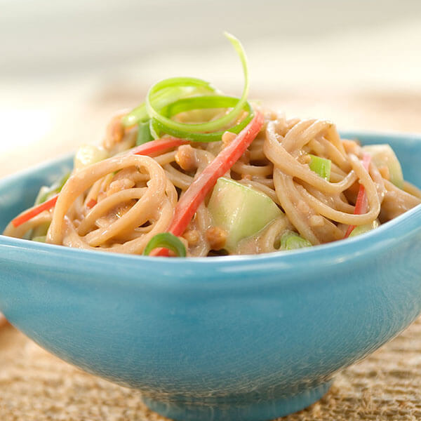 SKIPPY<sup>®</sup> Oriental Peanut Noodle and Vegetable Salad / SKIPPY<sup>®</sup> Orientaliska Jördnötsnudlar och Grönsakssallad