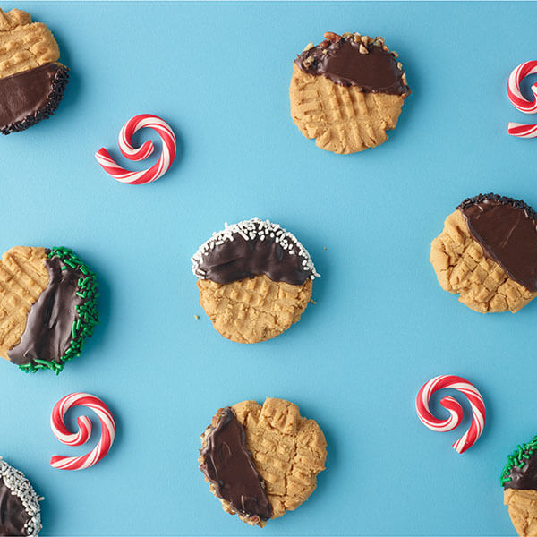 SKIPPY<sup>®</sup> Chocolate-Dipped Peanut Butter Cookies / SKIPPY<sup>®</sup> Chokladdoppade Jordnötssmörskakor