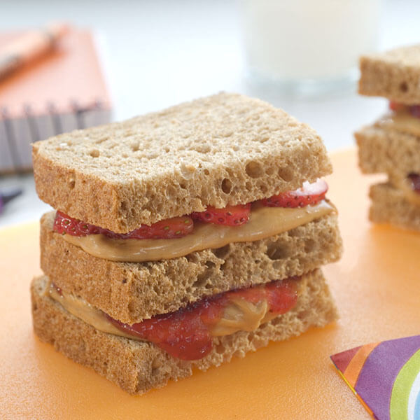 Double Strawberry Peanut Butter Club / Dubbel club sandwich med jordgubbar och jordnötssmör