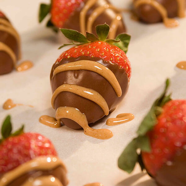 Peanut Butter ’n’ Chocolate Dipped Strawberries / Jordnötssmör- och chokladtäckta jordgubbar